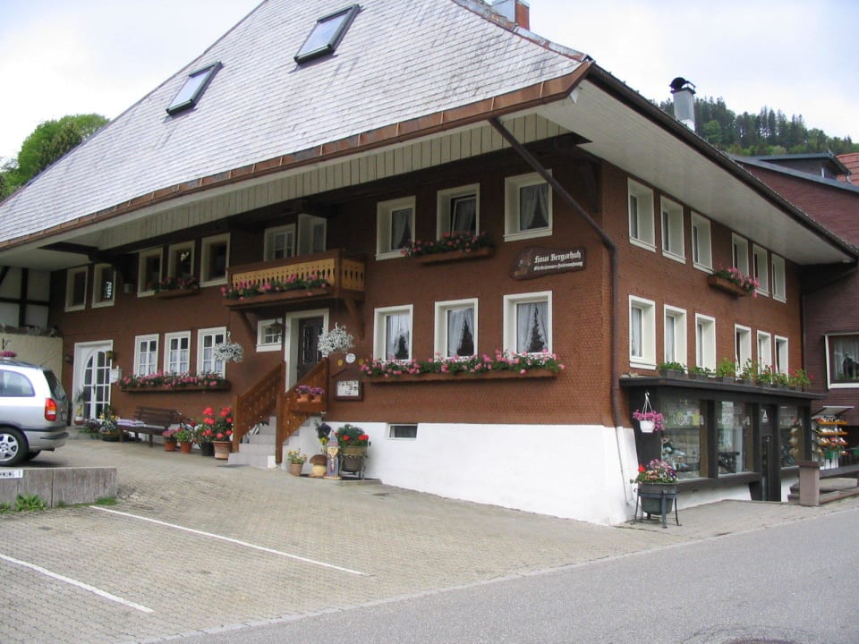 Hausansicht Sommer Ferienwohnungen Haus Bergschuh