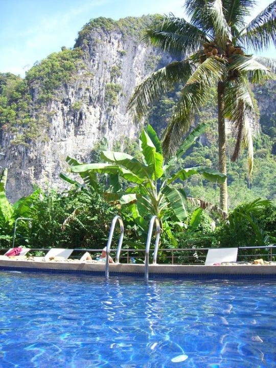 Pool mit schönem Blick im Rücken Hotel Ao Nang Paradise Resort