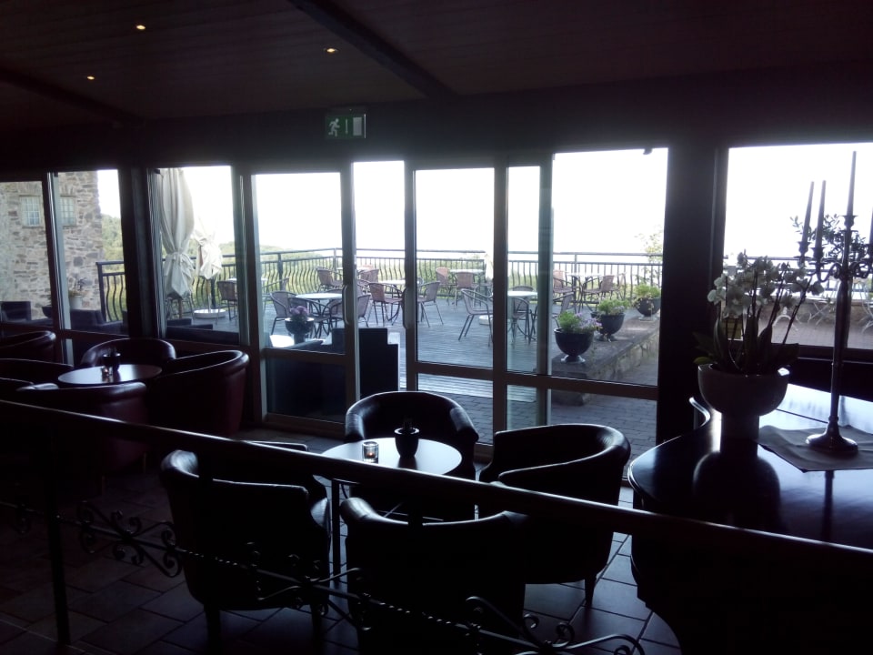 Sitzgelegenheiten im Lobbybereich vor der Terrasse Hotel Gyllene Uttern