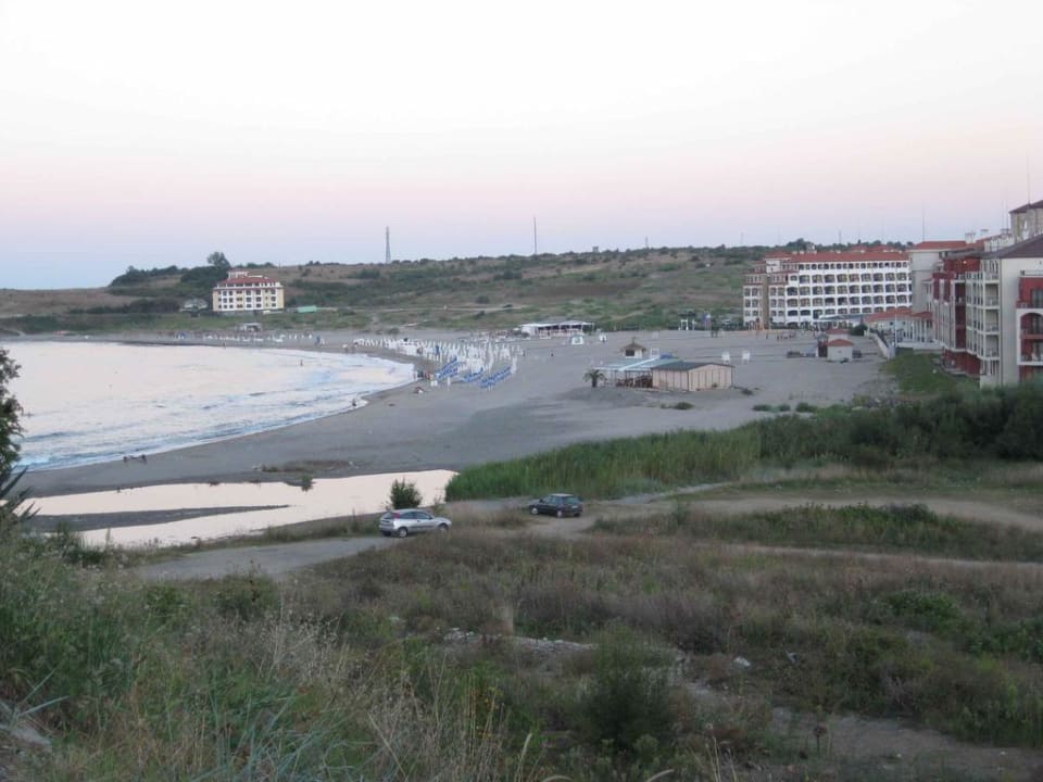 Sicht zum Hotel und Strand von der Straße TUI Suneo Serenity Bay
