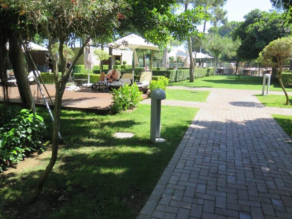 Garten mit Liegebereich Gloria Serenity Resort