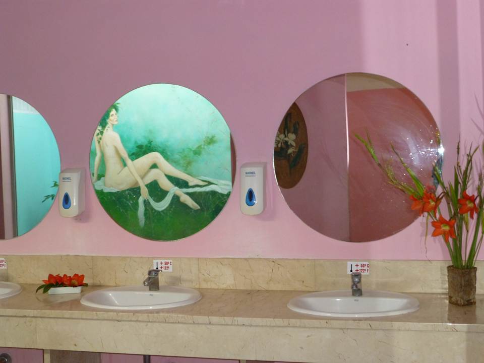 Damentoilette zwischen Lobby und Abendtheater Hotel Playa Pesquero