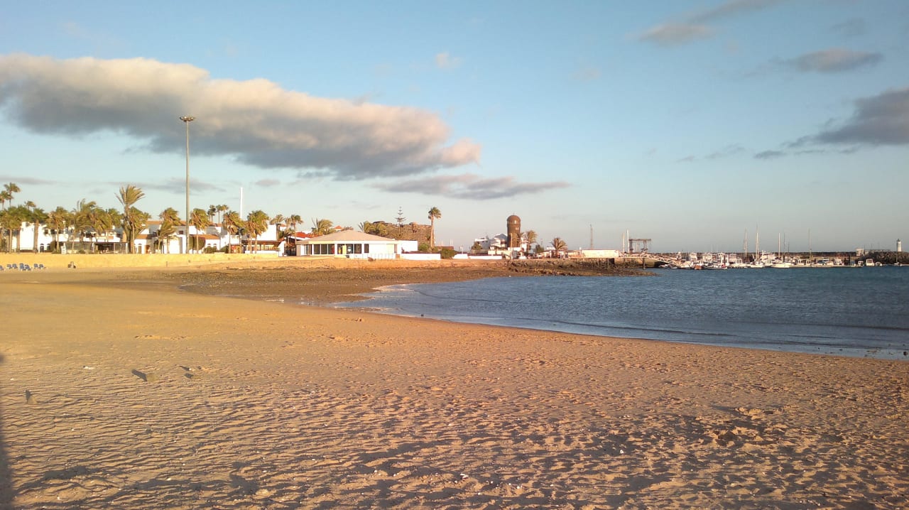 Blick vom Strand zum Hafen und Strandpromenade Barceló Fuerteventura Castillo
