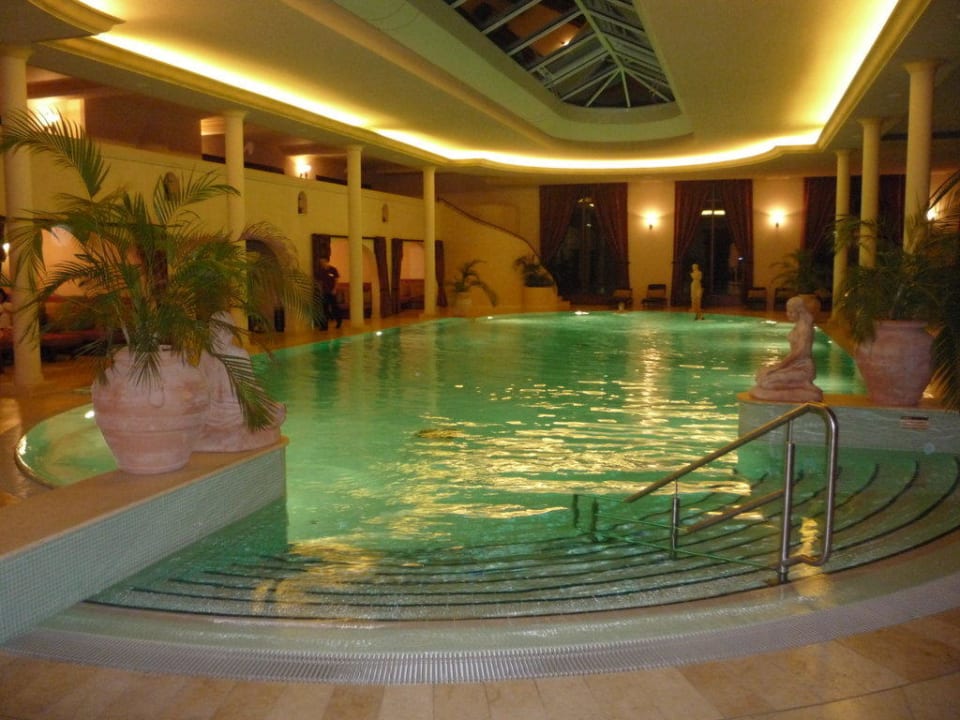 yachthafenresidenz schwimmbad