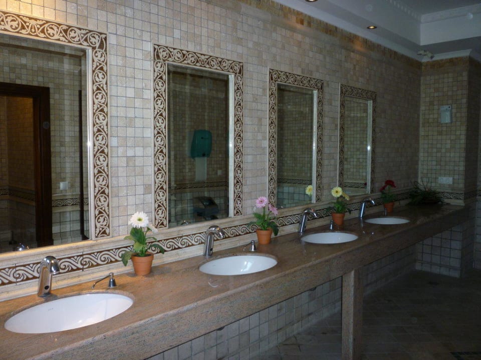 Toilette bei der Lobbybar Saphir Resort & Spa