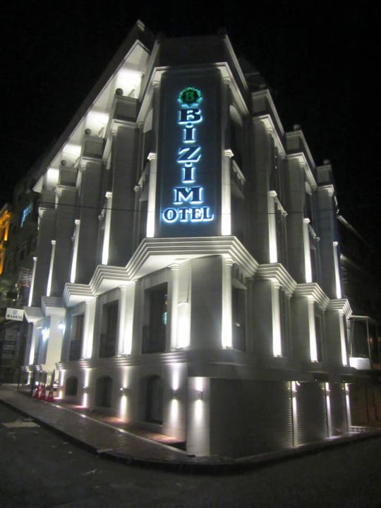 Außenansicht bei Nacht Bizim Otel