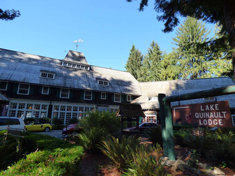 Außenansicht (von der Straße her) Lake Quinault Lodge