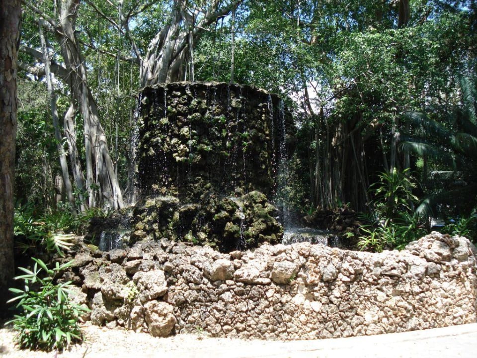 Brunnen vor dem Eingang Baobab Beach Resort & Spa