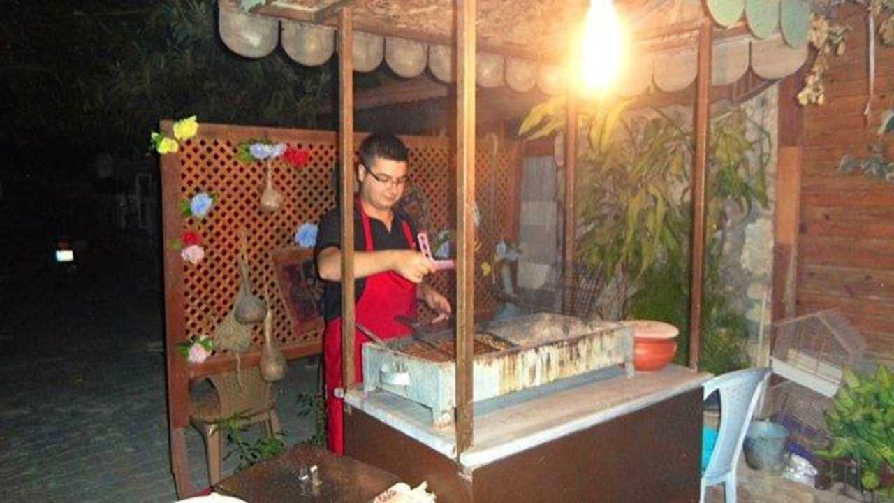 Chef am Grill Antonios Motel Side