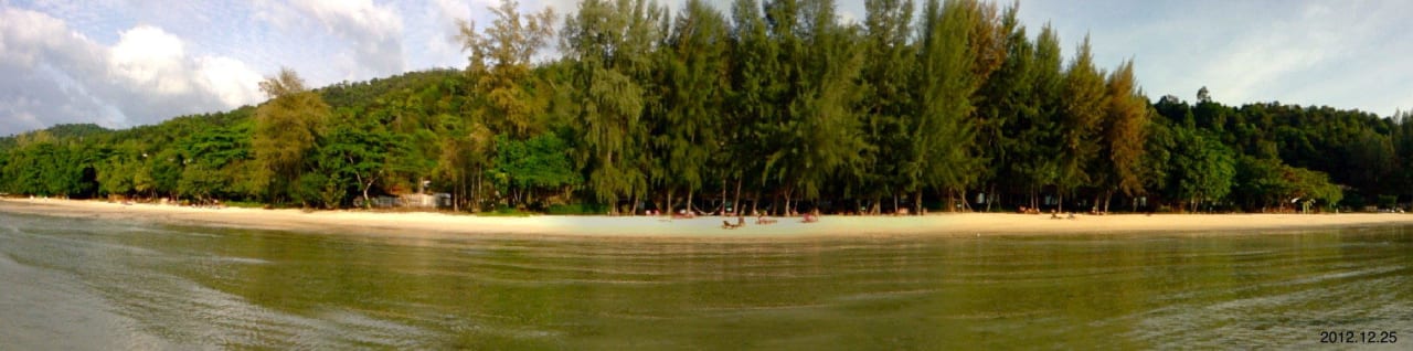 Panoramablick vom Wasser zum beach Tup Kaek Sunset Beach Resort