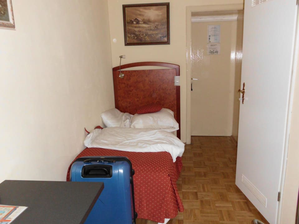 Blick auf das kleine Bett City Hotel Mannheim