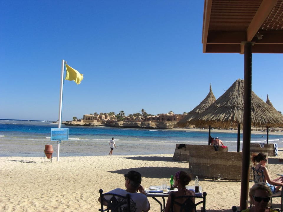 Strand mit den typischen Schirmen Mövenpick Resort El Quseir