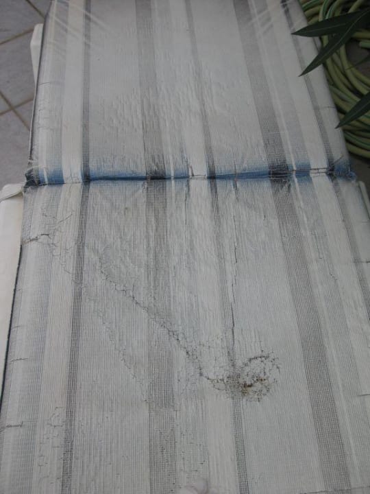 Zniszczone leżaki przy basenie Hotel Bayside Katsaras