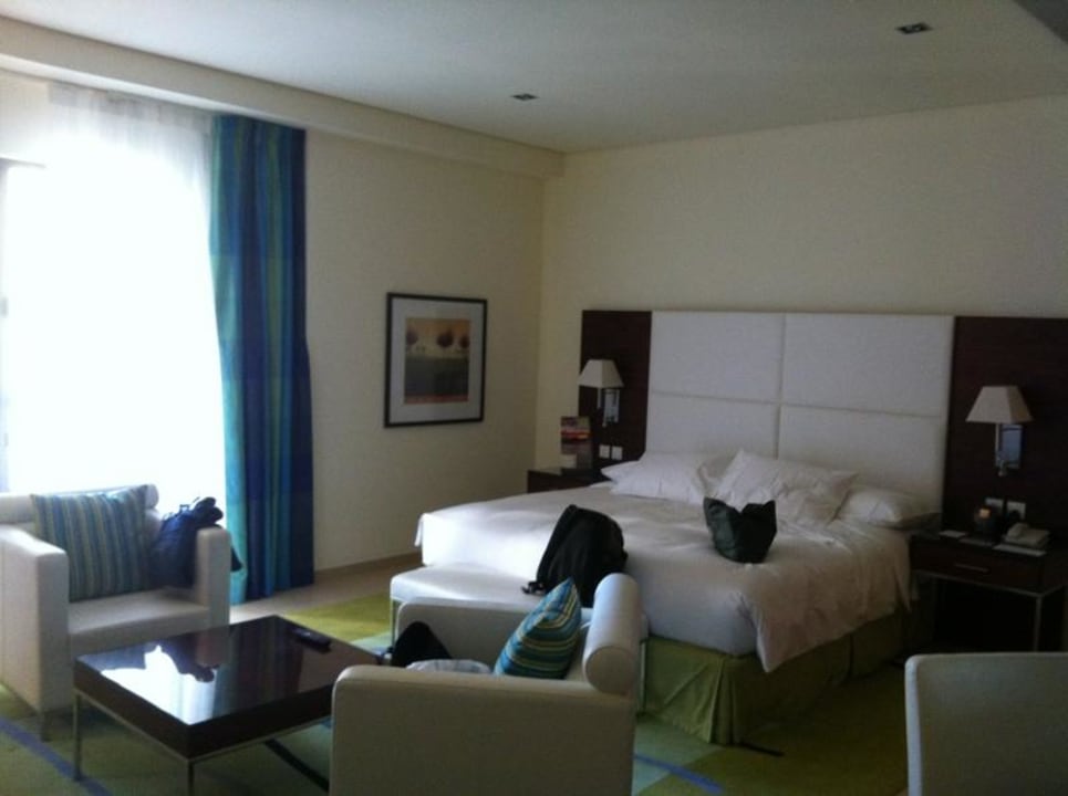 Grosses Zimmer mit grossem Bett Hilton Dubai Jumeirah