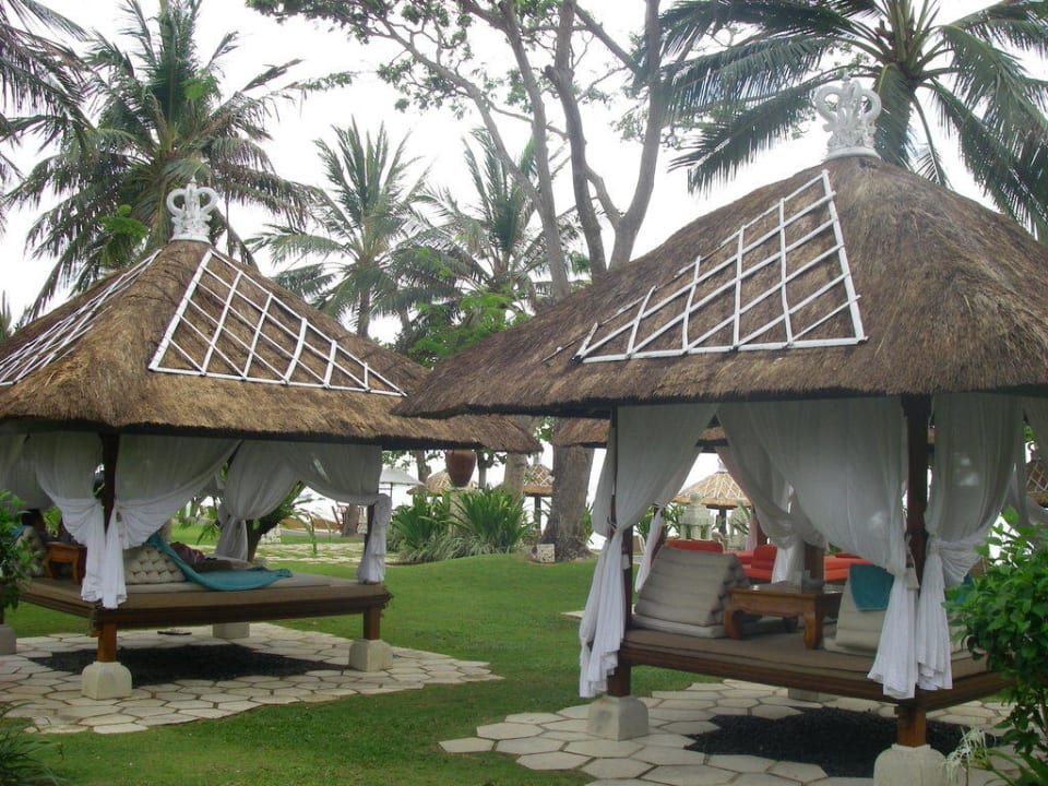 Massageliegene im Gartenbereich The Westin Resort Nusa Dua, Bali
