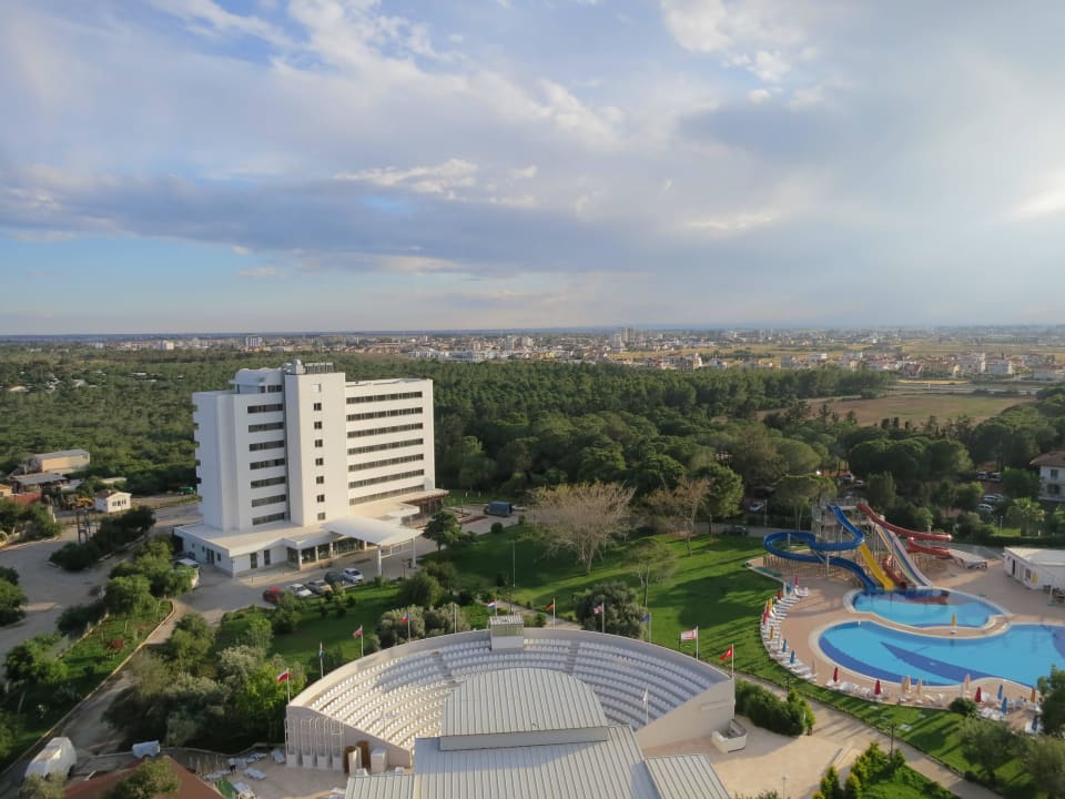 Im Hintergrund Haus Erdgeschoß das Casino Salamis Bay Conti Resort Hotel & Casino