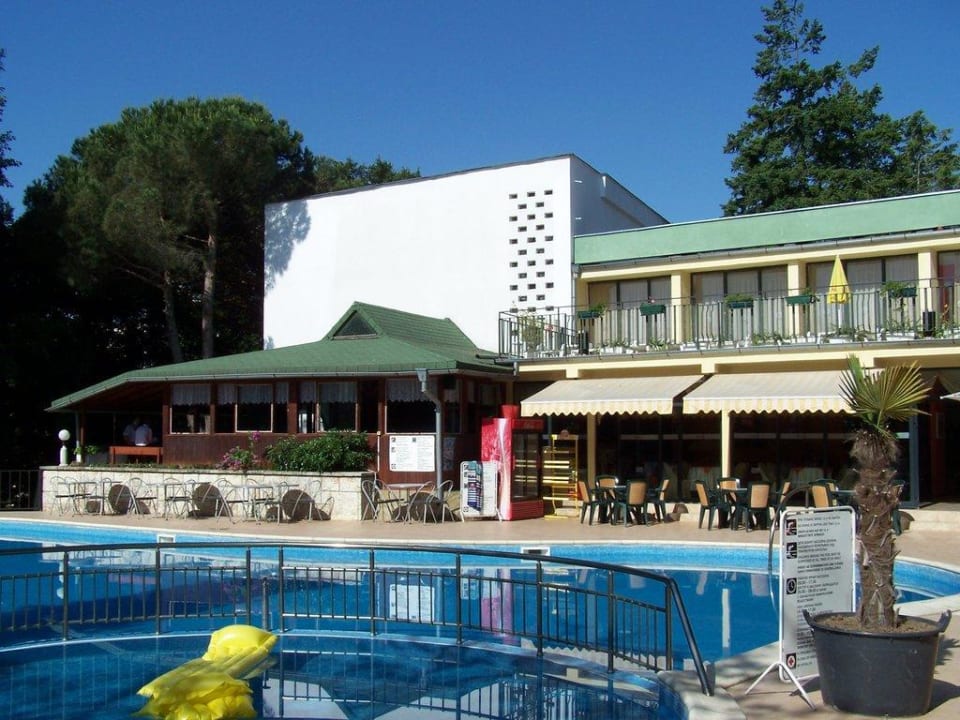 Poolseite / Bar Tintyava Park Hotel
