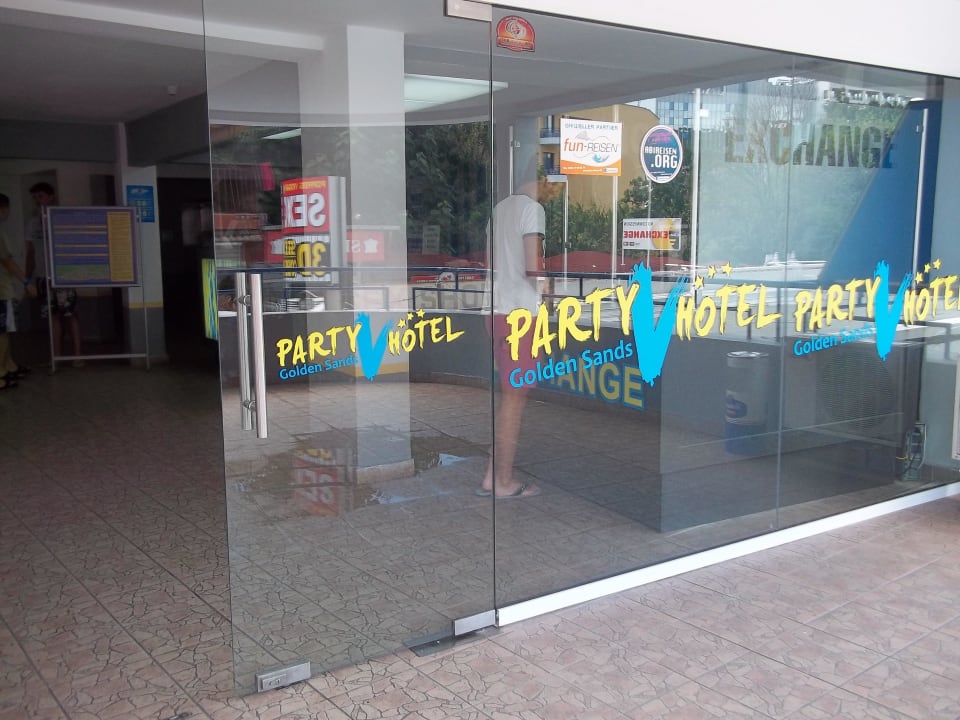 Wejscie do hotelu Party Hotel Golden Sands - Adults only