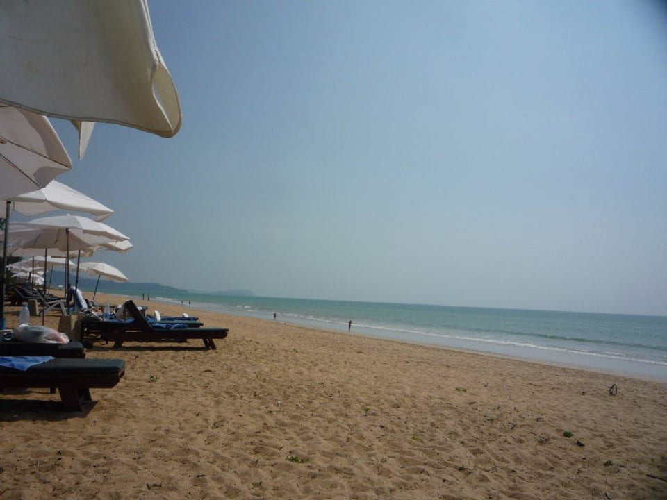 Blick von der Liege den Strand entlang Khaolak Orchid Beach Resort
