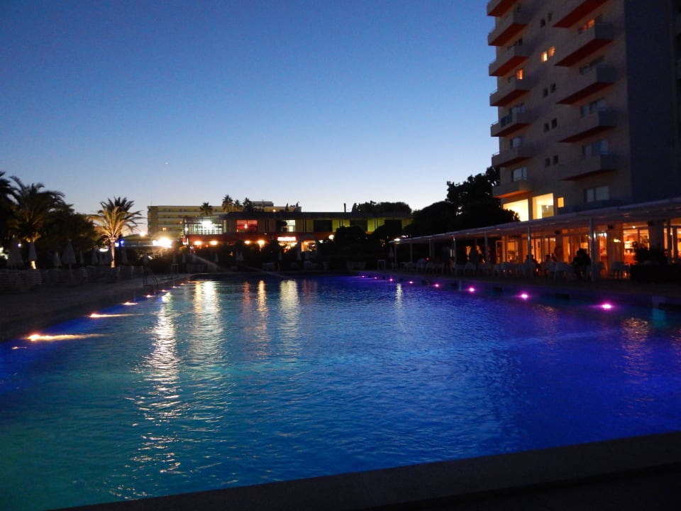 Basen wieczorem Hotel Palia Maria Eugenia