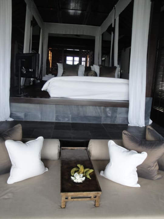 Couch vor der Terrasse, Bett Four Seasons The Nam Hai, Hoi An, Vietnam