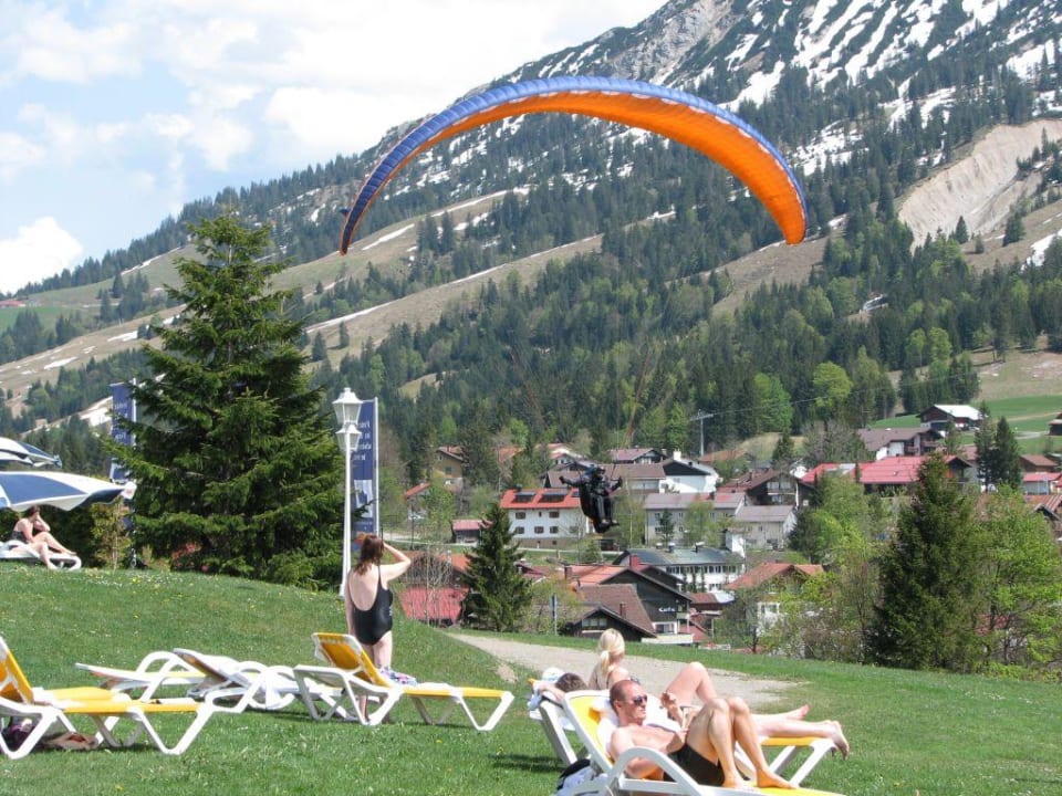 Drachenflieger landet auf der Liegewiese Oberjoch - Familux Resort
