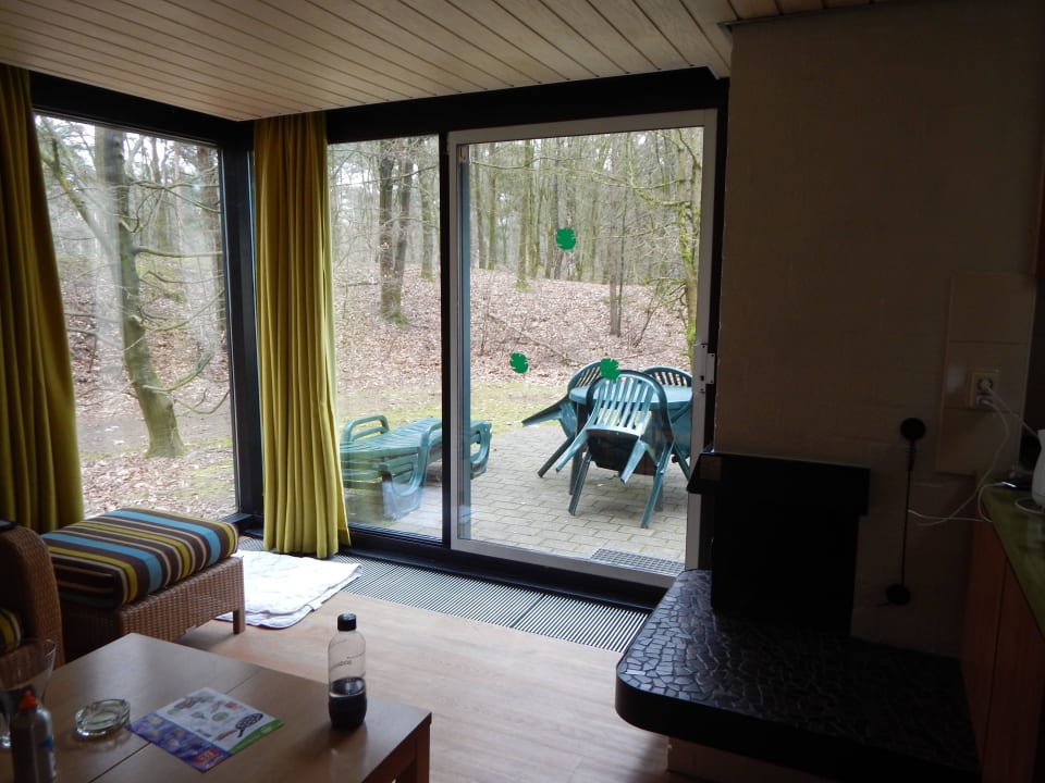 Wohnecke mit Blick auf Terrasse Center Parcs De Kempervennen