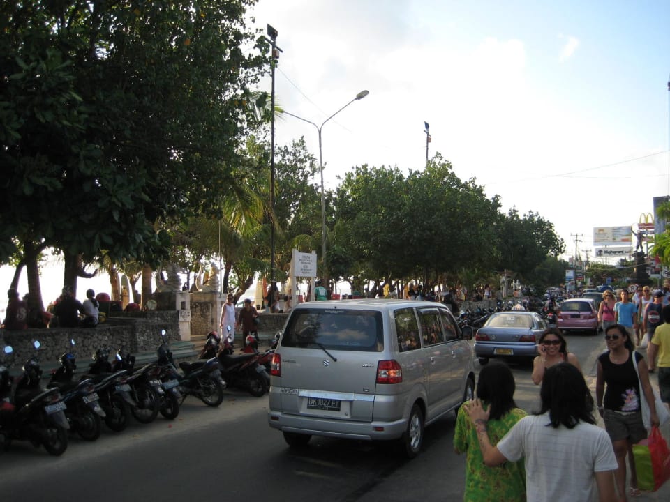 Straße zwischen Hotel & Strand Hard Rock Hotel Bali