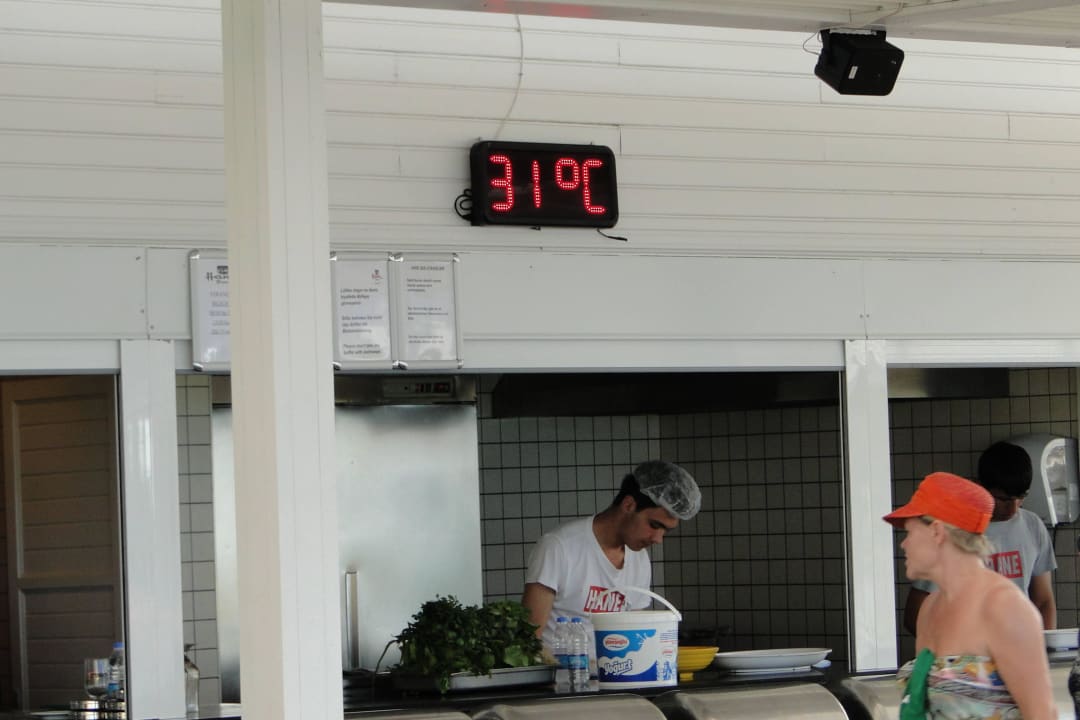 Strandbar um 10:00 Side West Park Hotel