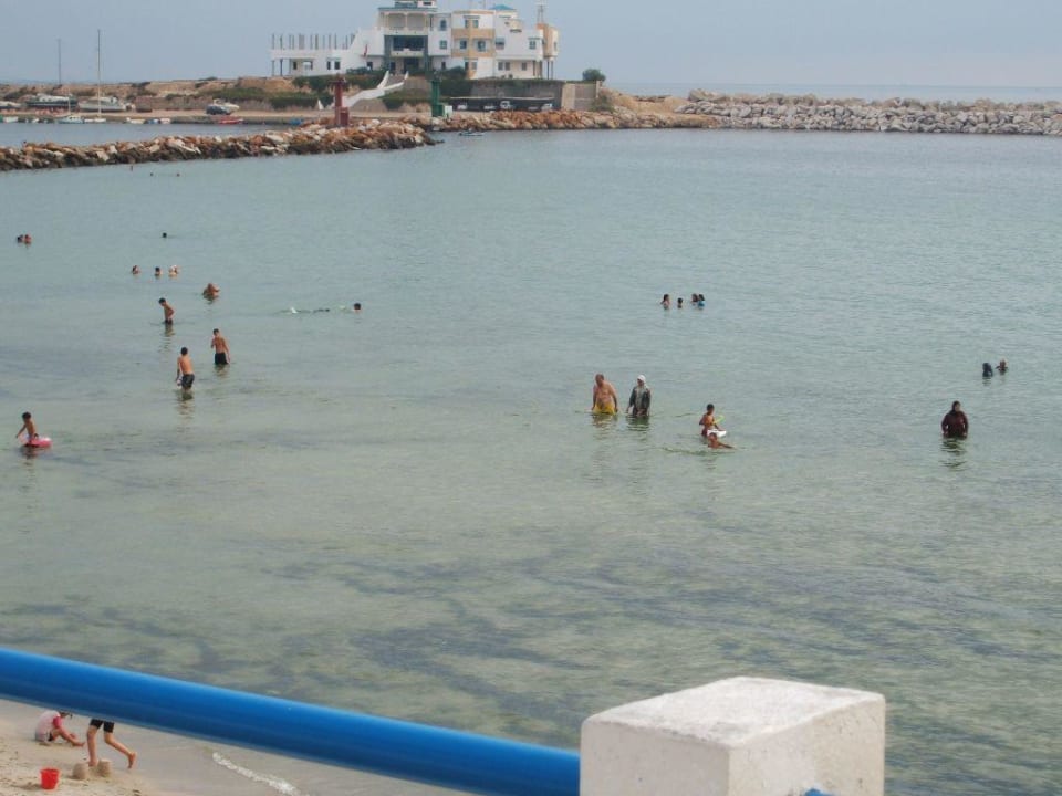 Einheimische im Meer Daphne Monastir Center