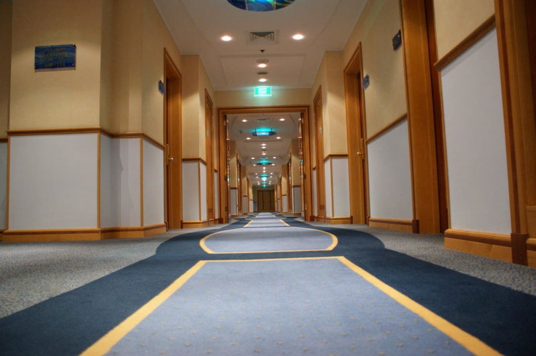 Etagenflur Le Meridien Mina Seyahi Beach Resort & Waterpark