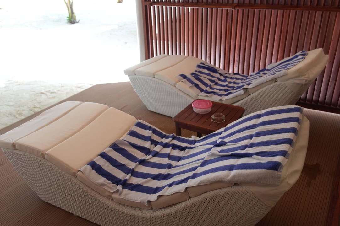 Liegen an neuen Strandbungalow Thulhagiri Island Resort