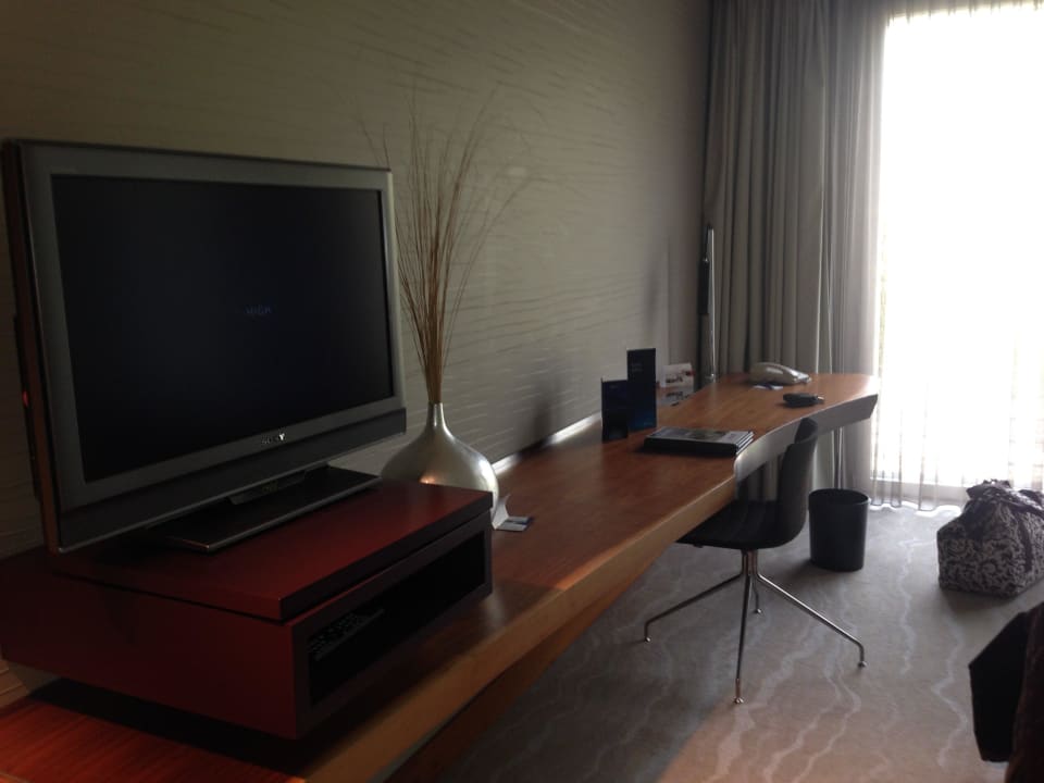 TV-Bank im Zimmer Radisson Blu Hotel Köln