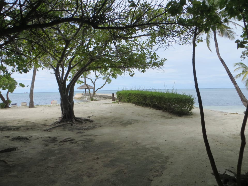 Spaziergang am Strand und den Beachvillen Adaaran Select Hudhuran Fushi - Premium All Inclusive