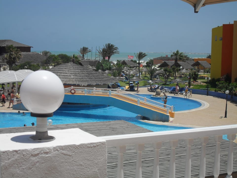 1. Pool mit Poolbar Caribbean World Thalasso Djerba