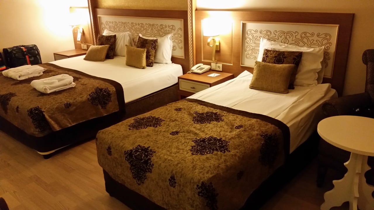 1 großes Doppelbett und 1 Einzelbett im Zimmer Diamond Excellence Resort & Spa