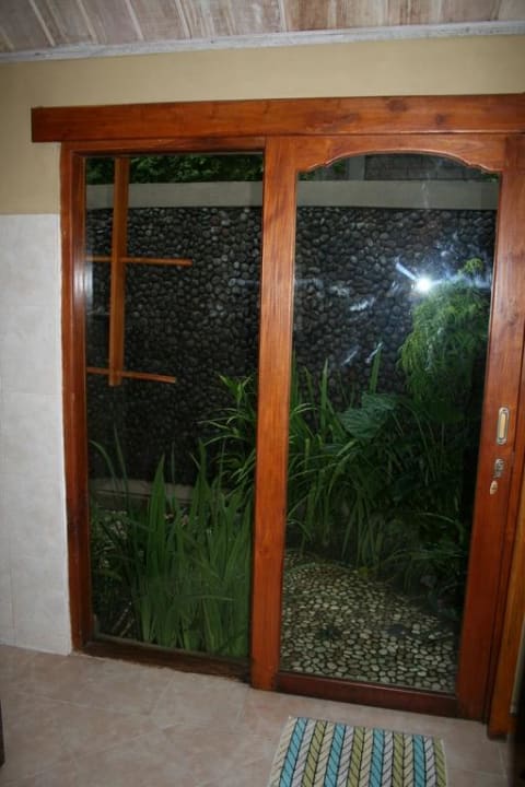 Weg zur balinesischen Dusche Puri Dajuma Beach Eco-Resort & Spa