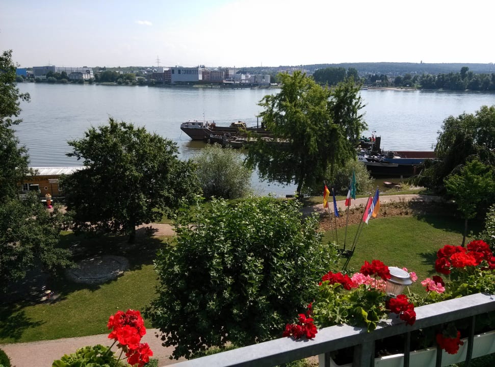 An schönen und trüben Tagen den Ausblick genießen. Hotel Zum Weißen Mohren
