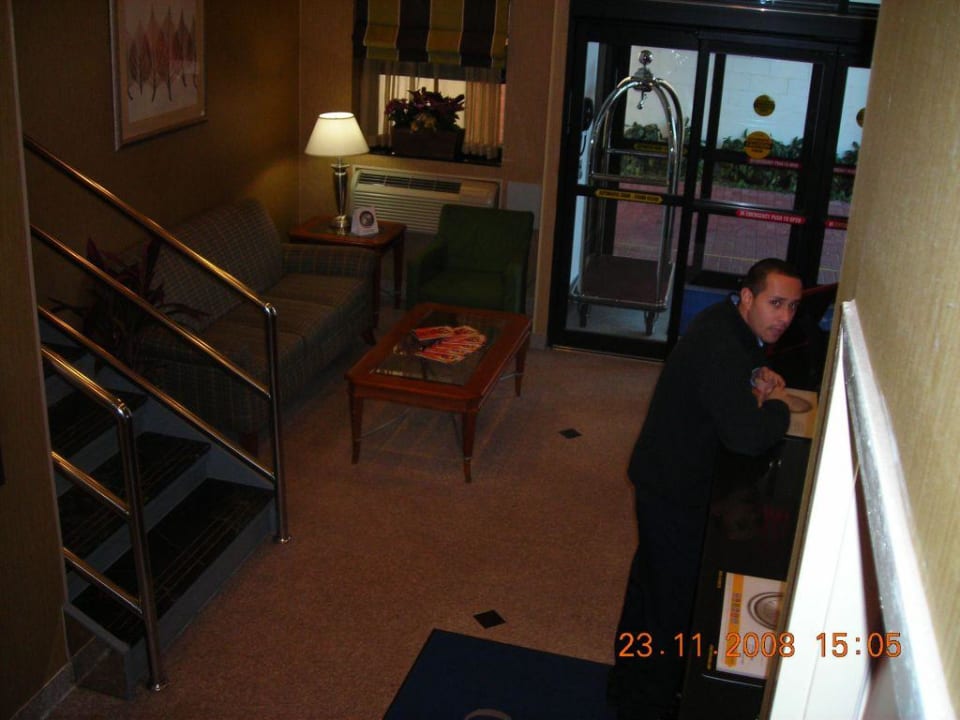 Lobby / Eingang mit Bankomaten  Holiday Inn Express Brooklyn Downtown