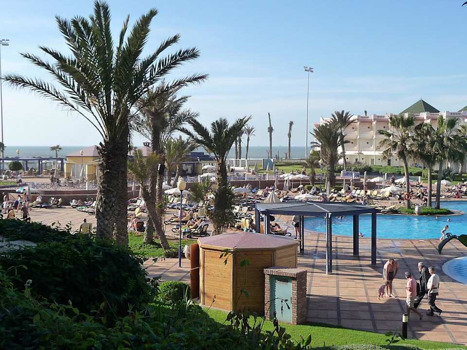 Blick Richtung Poolbar und Strand Iberostar Waves Founty Beach