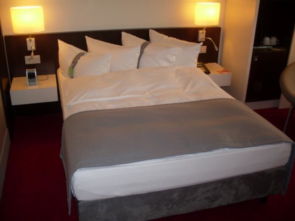 Superiorzimmer mit breitem Bett Holiday Inn Berlin Airport - Conference Centre