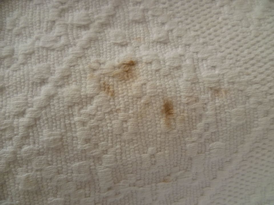 Bettdecke, mit Flecken +2 Wochen nicht gewechselt  Hatipoglu Beach Hotel