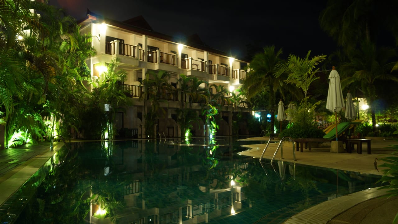 Pool am Haupthaus bei Nacht Fanari Khaolak Resort