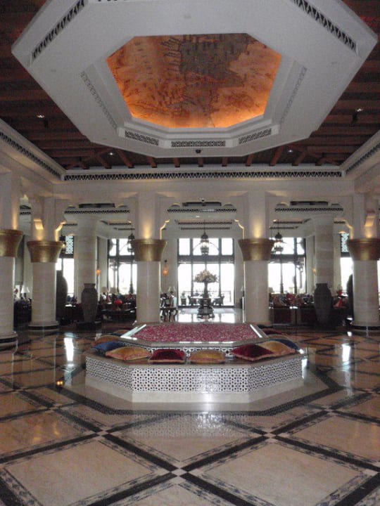 Becken gefüllt mit Rosenblütenblättern Jumeirah Mina Al Salam