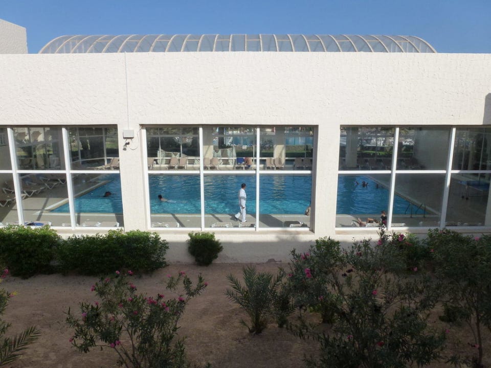 Einblick ins Hallenbad vom ersten OG Iberostar Waves Mehari Djerba
