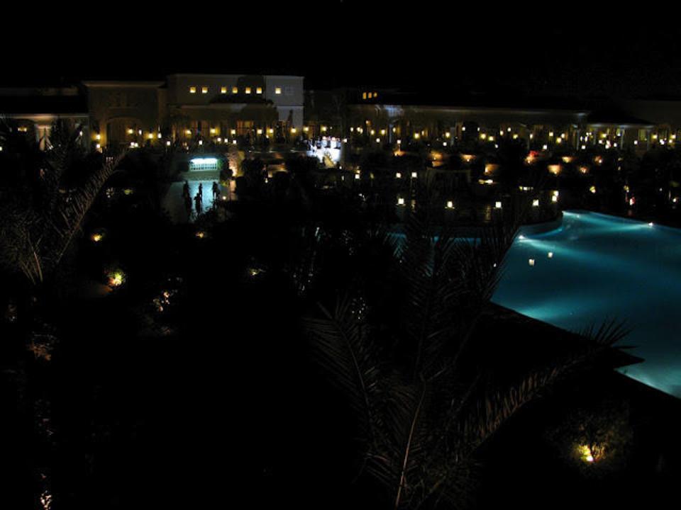 Widok z balkonu na główną restaurację i lobby JAZ Aquamarine Resort