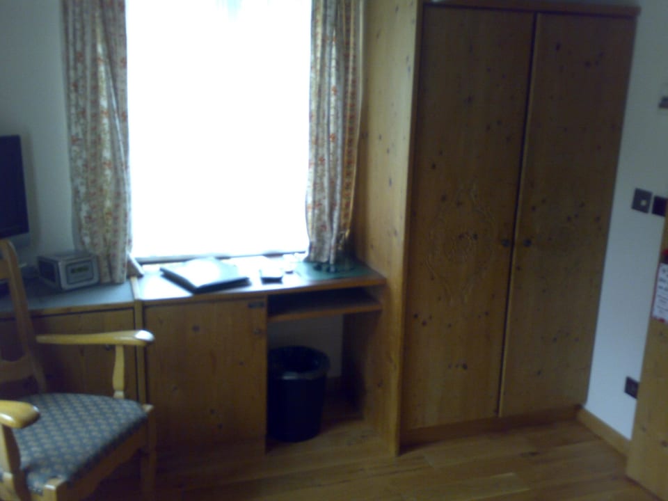 Schreibtisch und Schrank Hotel Adler Oberstaufen