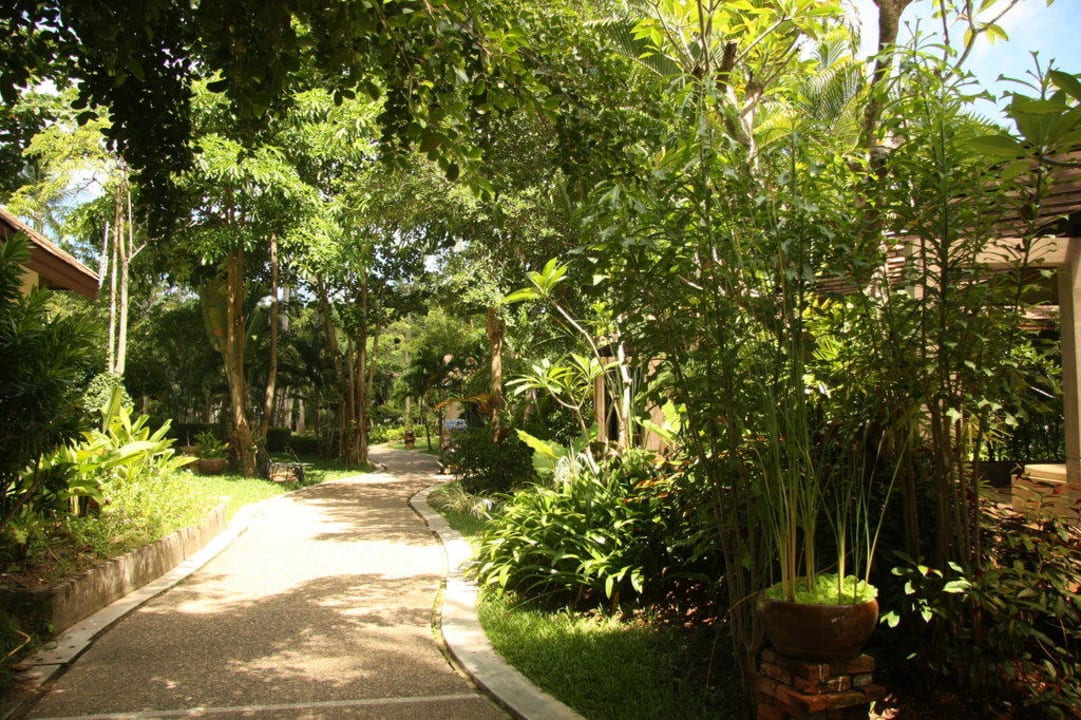 Wege durch die Anlage Hotel Lanta Sand Resort & Spa