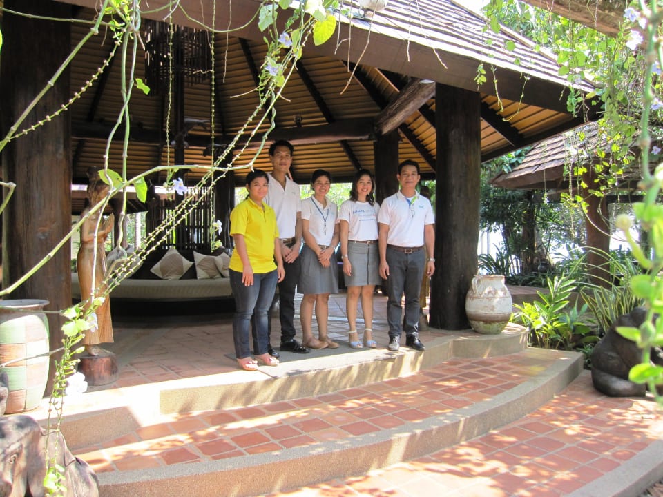 Mr. Jack und sein Team vom Empfang Lomtalay Chalet Resort
