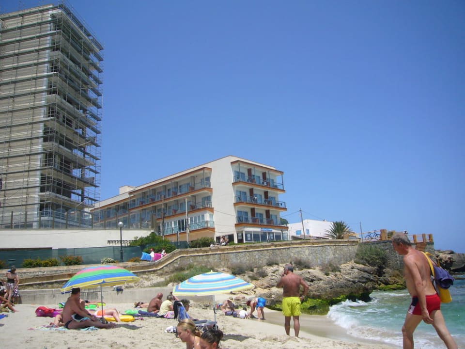 Das Hotel vom Strand aus Hotel Clumba